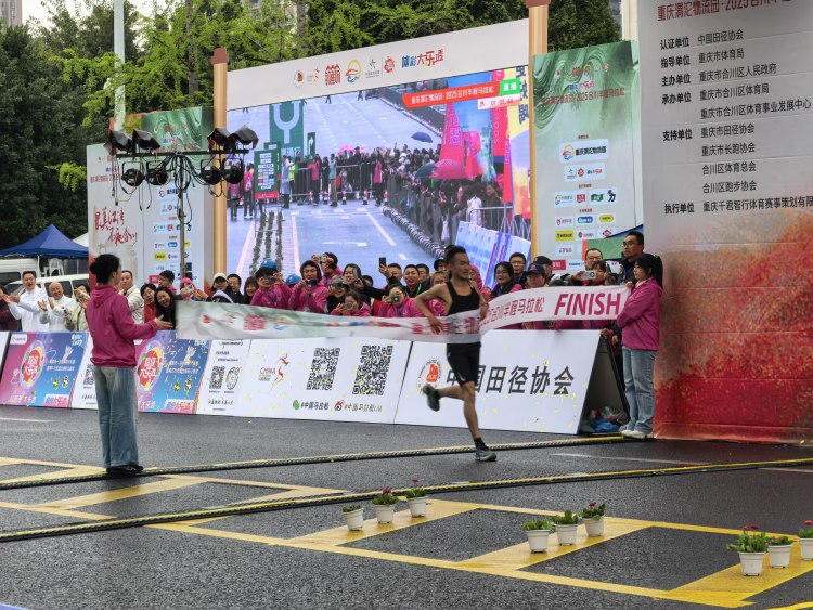 马拉松激情开启，万名跑者奋勇争先的简单介绍