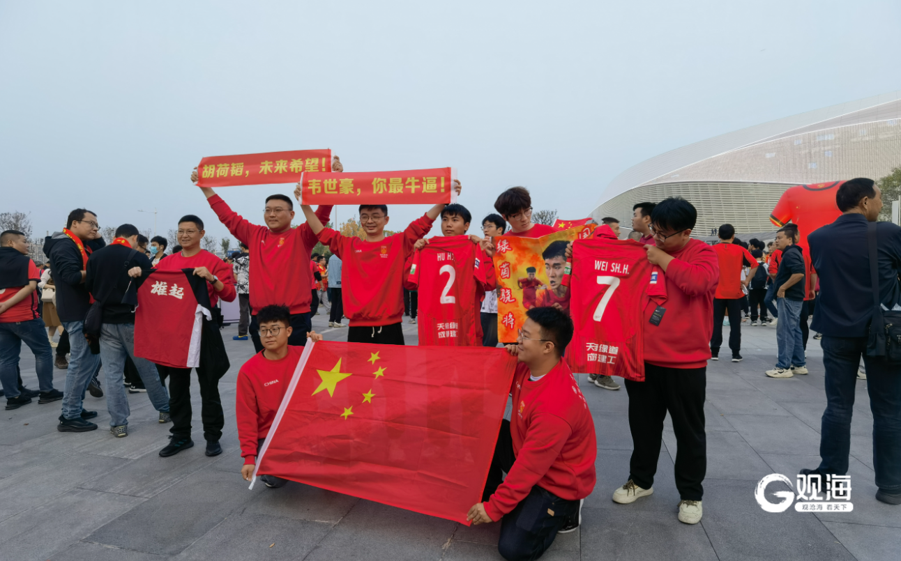 乐鱼-现场氛围热烈：球迷欢呼不断，气氛火爆！