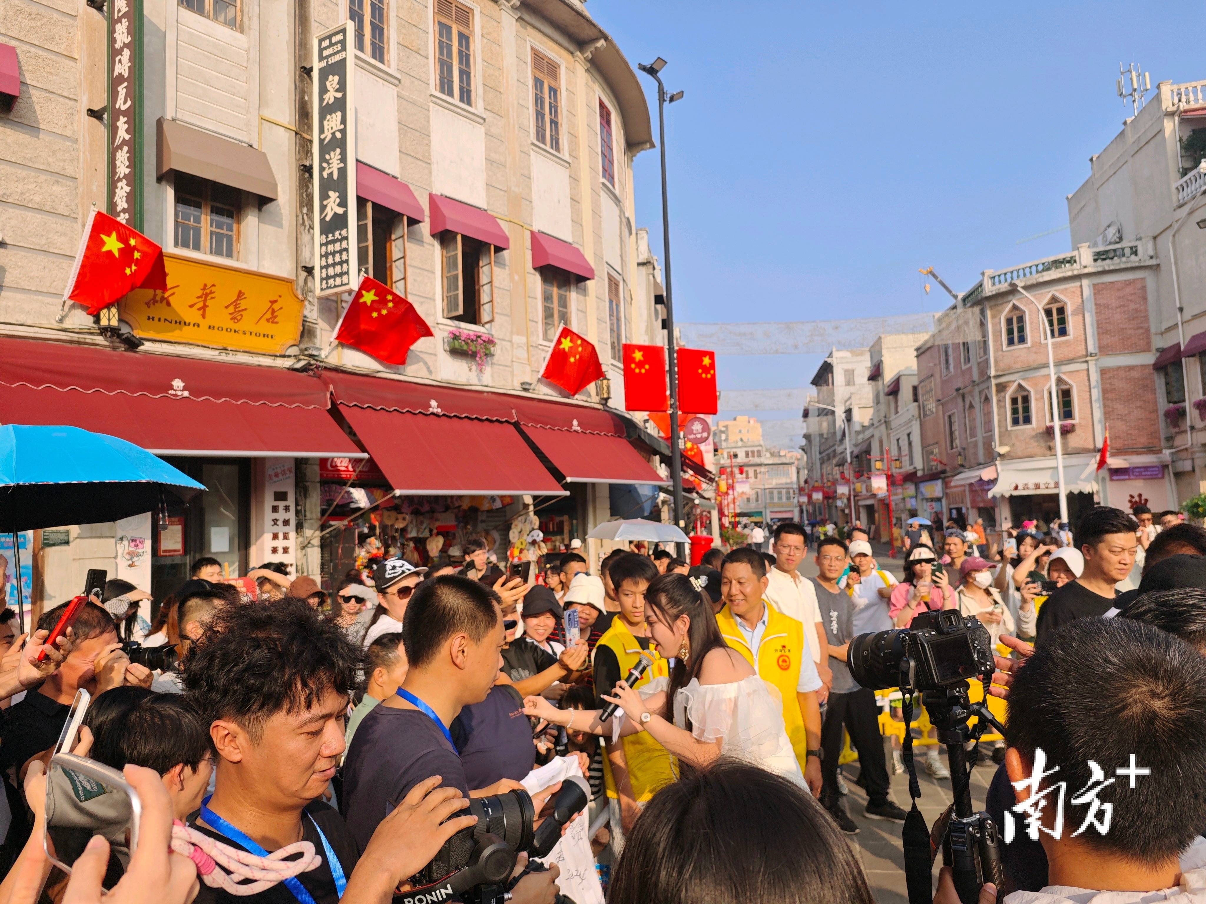 关于城市足球特色街区建设热潮带动城市文化繁荣的信息