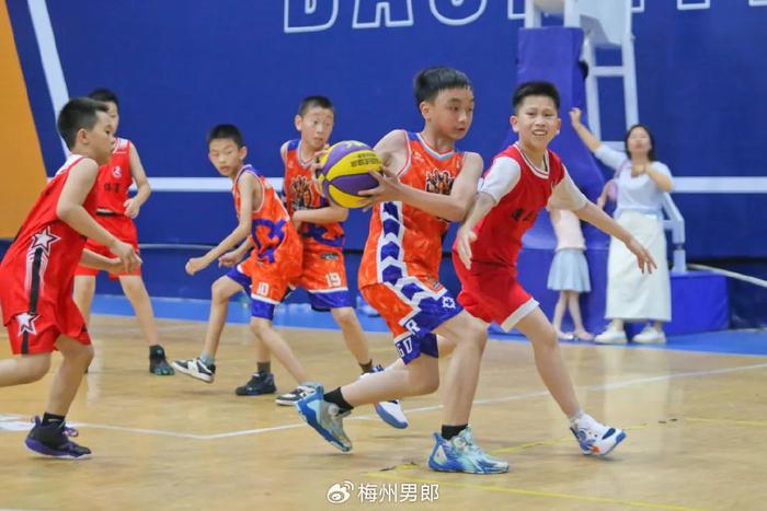 关于青少年篮球扶贫行动在偏远地区全面铺开，普及体育教育的信息