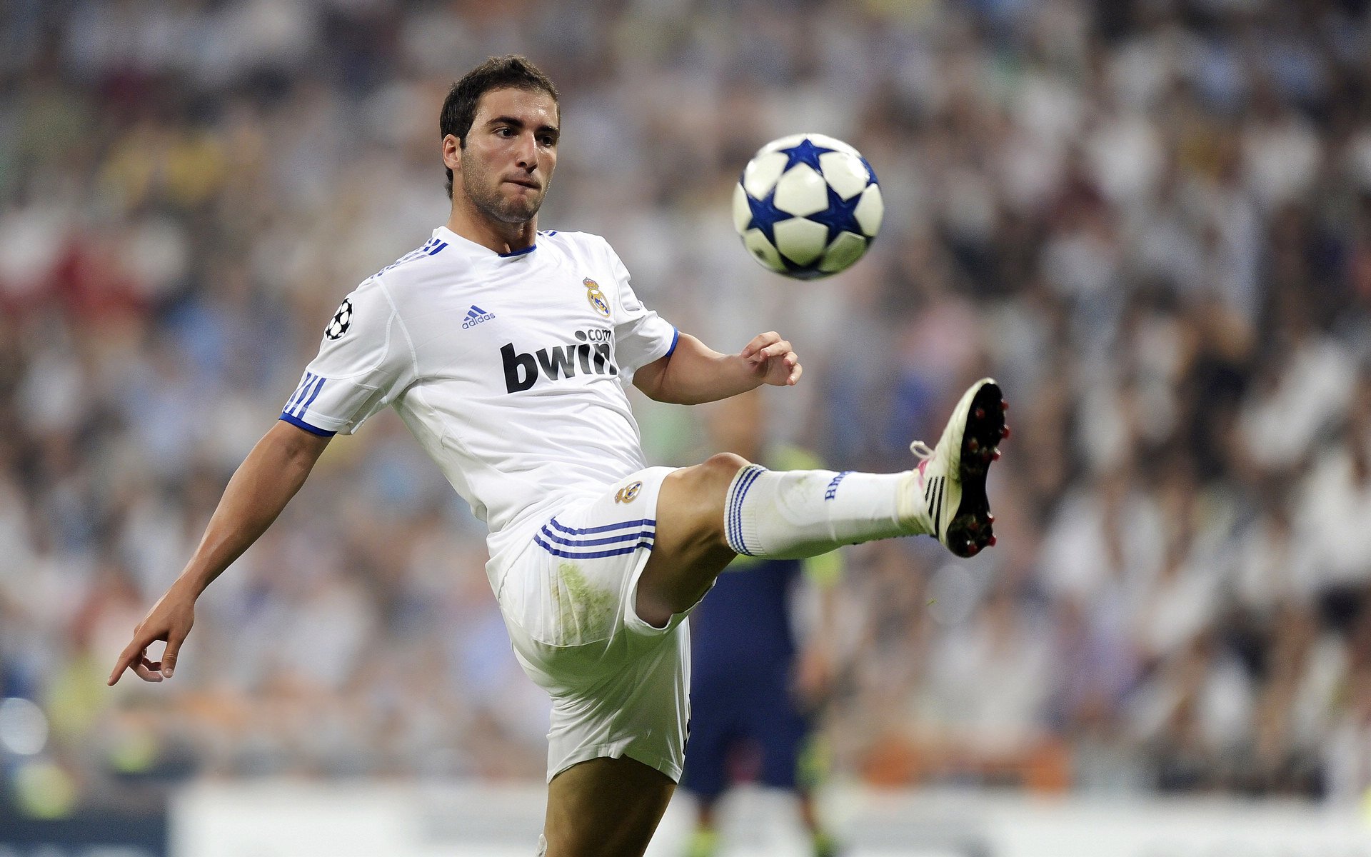 “中国足球职业联赛新纪元：多样化发展”，中国实行足球职业联赛