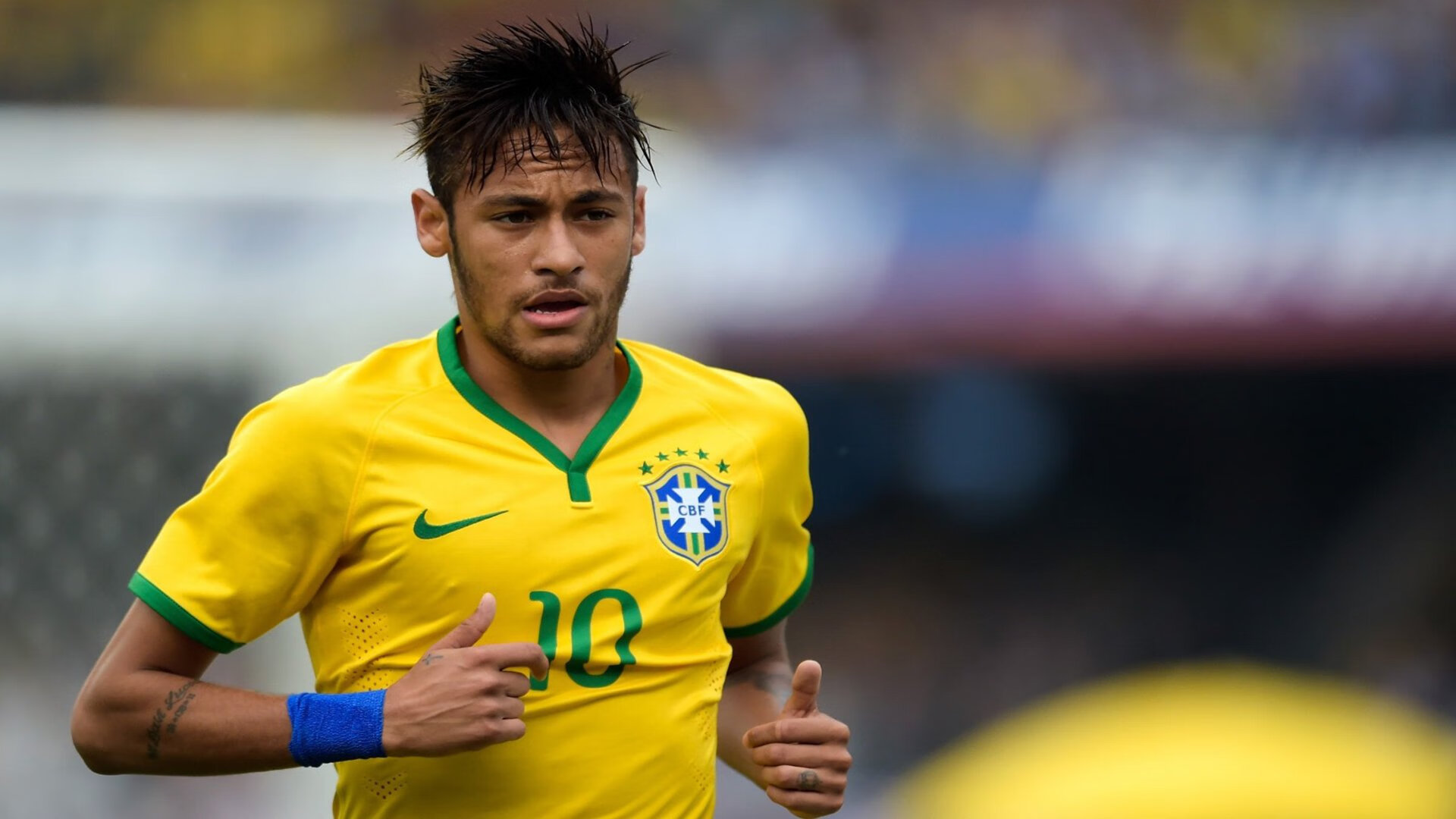 法甲夜场比赛吸引大量球迷，现场气氛火爆，法甲的比赛